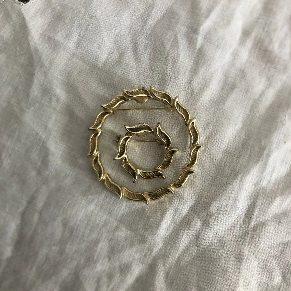Vtg Gerry’s Leaf Wreath Shaped Brooch Pair - Picture 6 of 14
